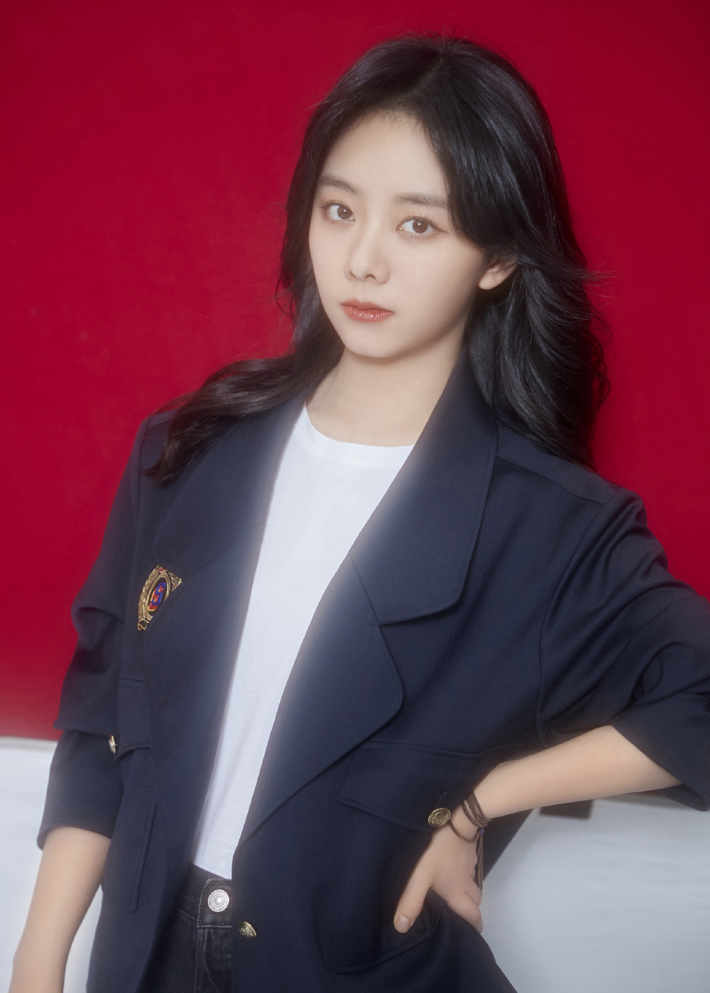 谭松韵针织衫配短裙少女感十足,谭松韵全黑造型