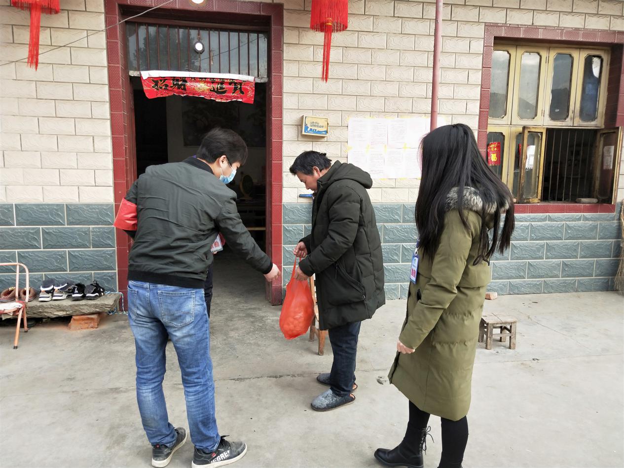 安徽巢湖:村干部当代购 微信群每天报菜名