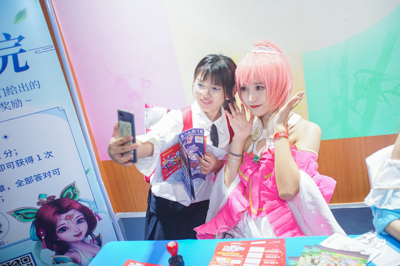 漫展一群coser狐狸,漫展100个coser比心