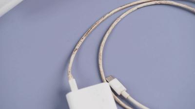 衣服被油渍弄脏了可以用什么弄掉,白t恤发黄油渍怎么洗才能洗白