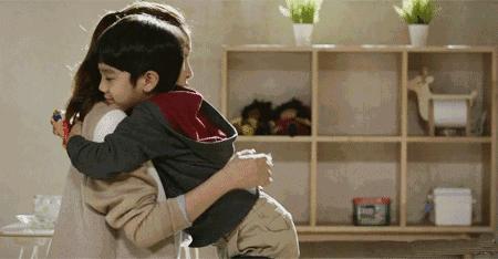 小孩尖叫嘶吼哭泣妈妈崩溃,孩子尖叫妈妈温柔教导