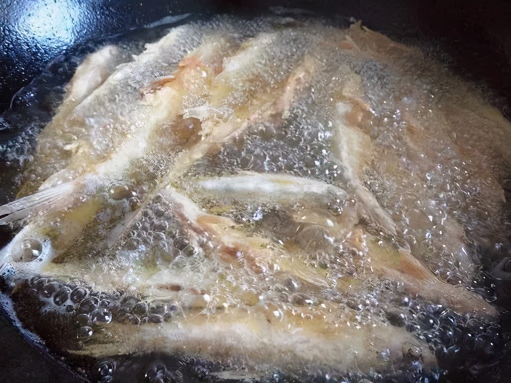 油炸小鱼时，用面粉还是淀粉？大厨教你饭店做法，凉了也不回软