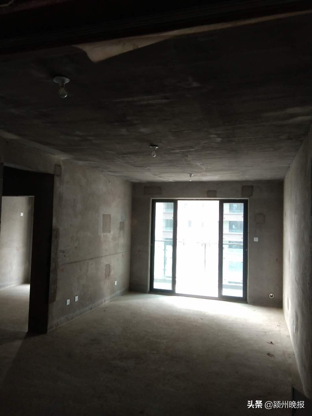 新买的房子屋顶下沉?开发商称是结构不平,属于正常情况,会积极与业主协商,事发临泉县华安城·御品园小区