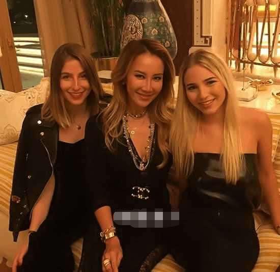 李玟为妈妈庆生,李玟早期头上扎辫子