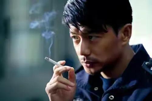 老了和年轻时不一样的男明星,早过了30岁却满满少年感的男明星