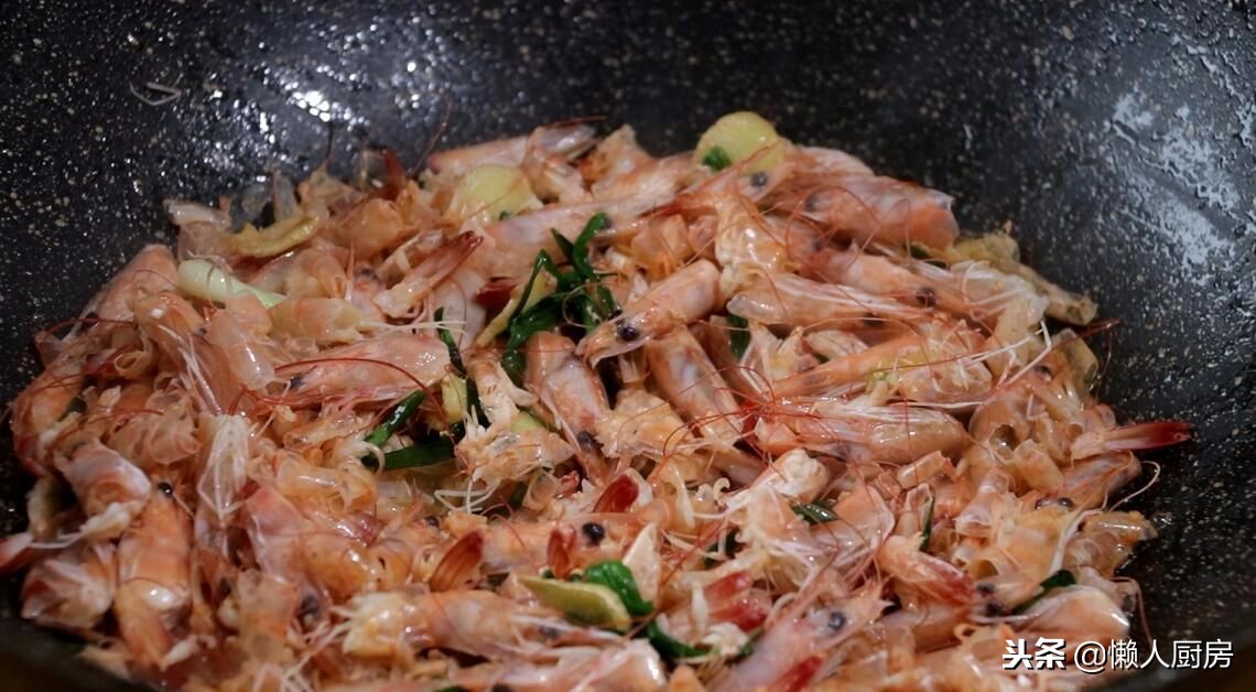 剥完虾仁,壳儿不要扔,这样简单一做,比浓汤宝还鲜,简单又好学