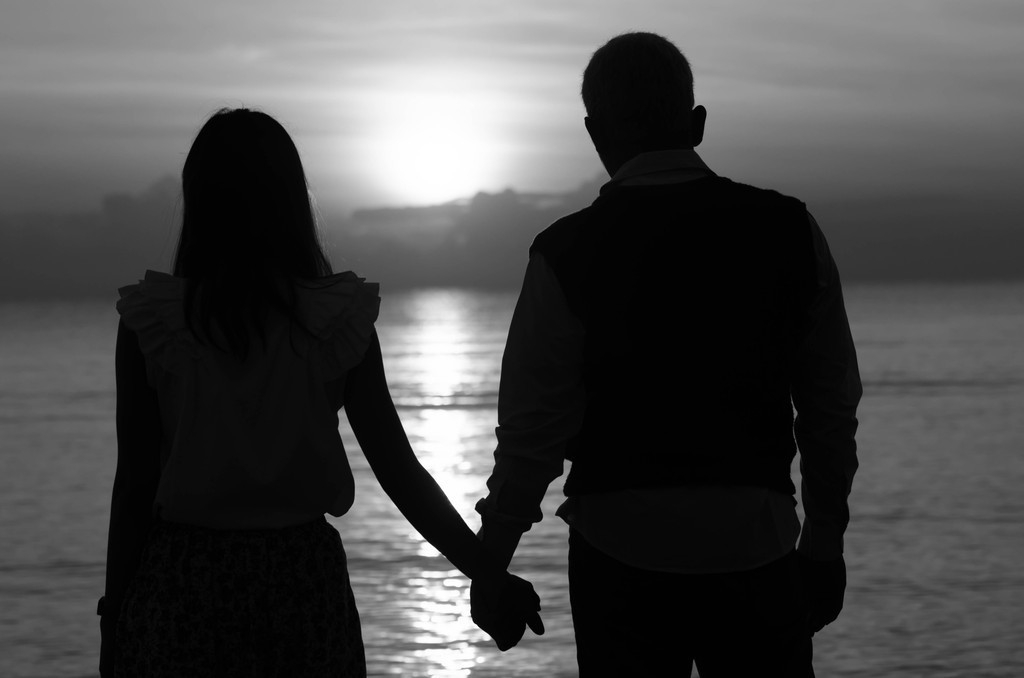 妻子和情人逛街被丈夫撞见,妻子与异性逛街被老公暴打