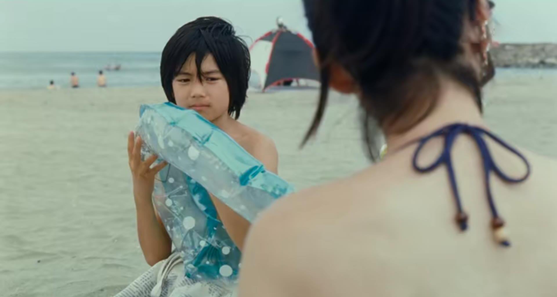 带儿子去河边游泳,带小孩去游泳要看好孩子