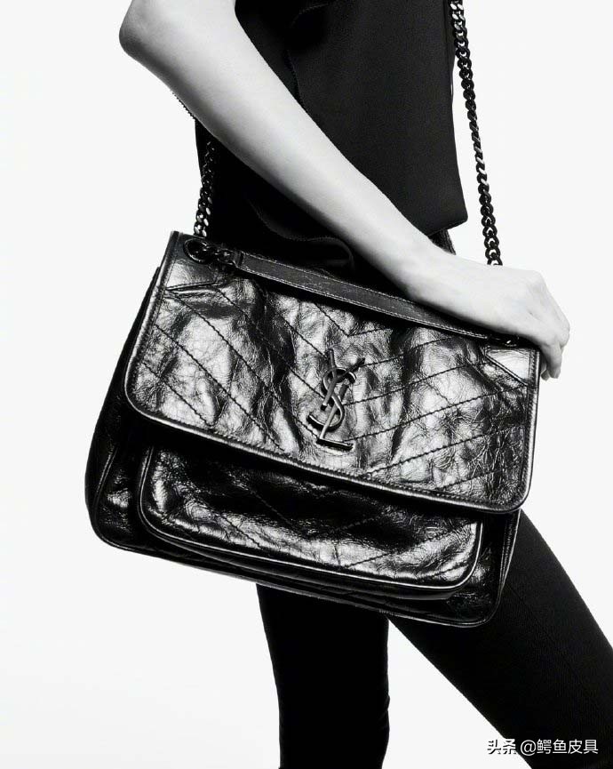 将独有的艺术文化融进产品之中,把艺术创作融入到衣服里