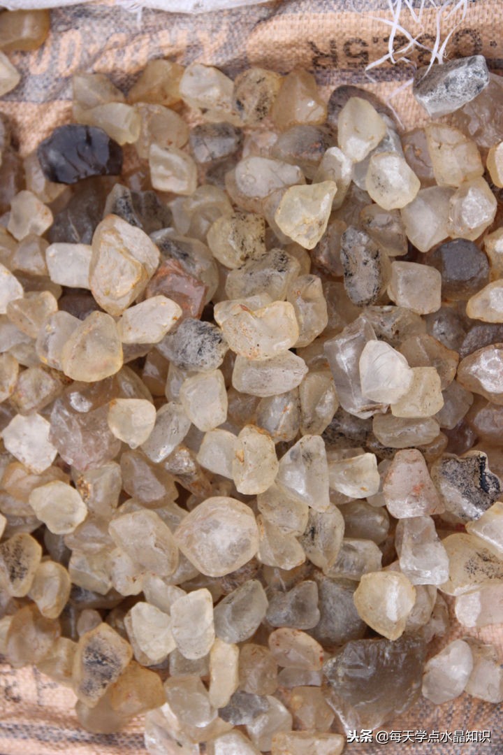 摸黑赶水晶原料交易早市去晚一晚人影都找着了