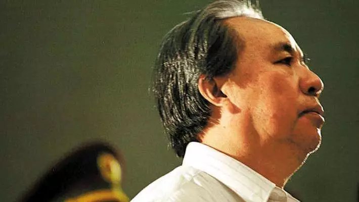 他一生两次入狱多次失业,他三次入狱成为亿万富翁