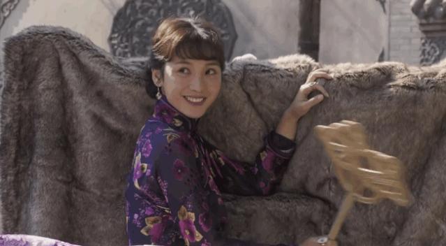 一个低胸性感女王，私底下想活得更严肃和朴素