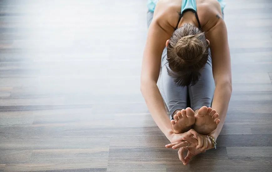 拉筋越拉反而越紧了呢,正常拉筋的正确方法