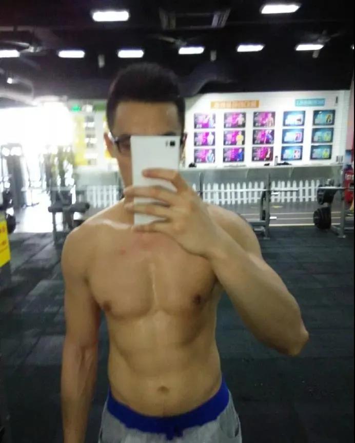 他身高183公分,胸肌硕大差点把衬衫撑爆,这身材简直绝了