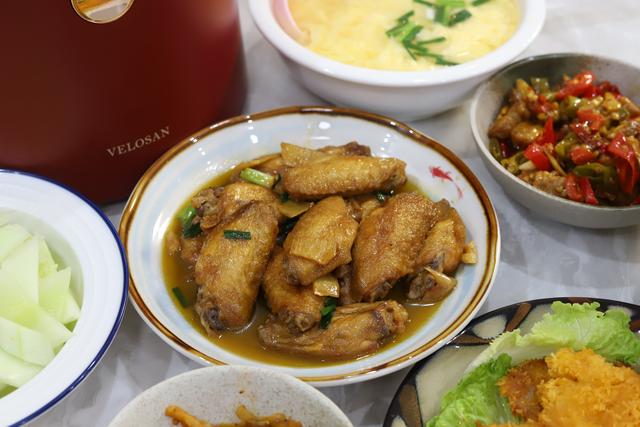 丰盛的午餐色香味俱全周末美食,天气热周日在家陪孩子吃美食