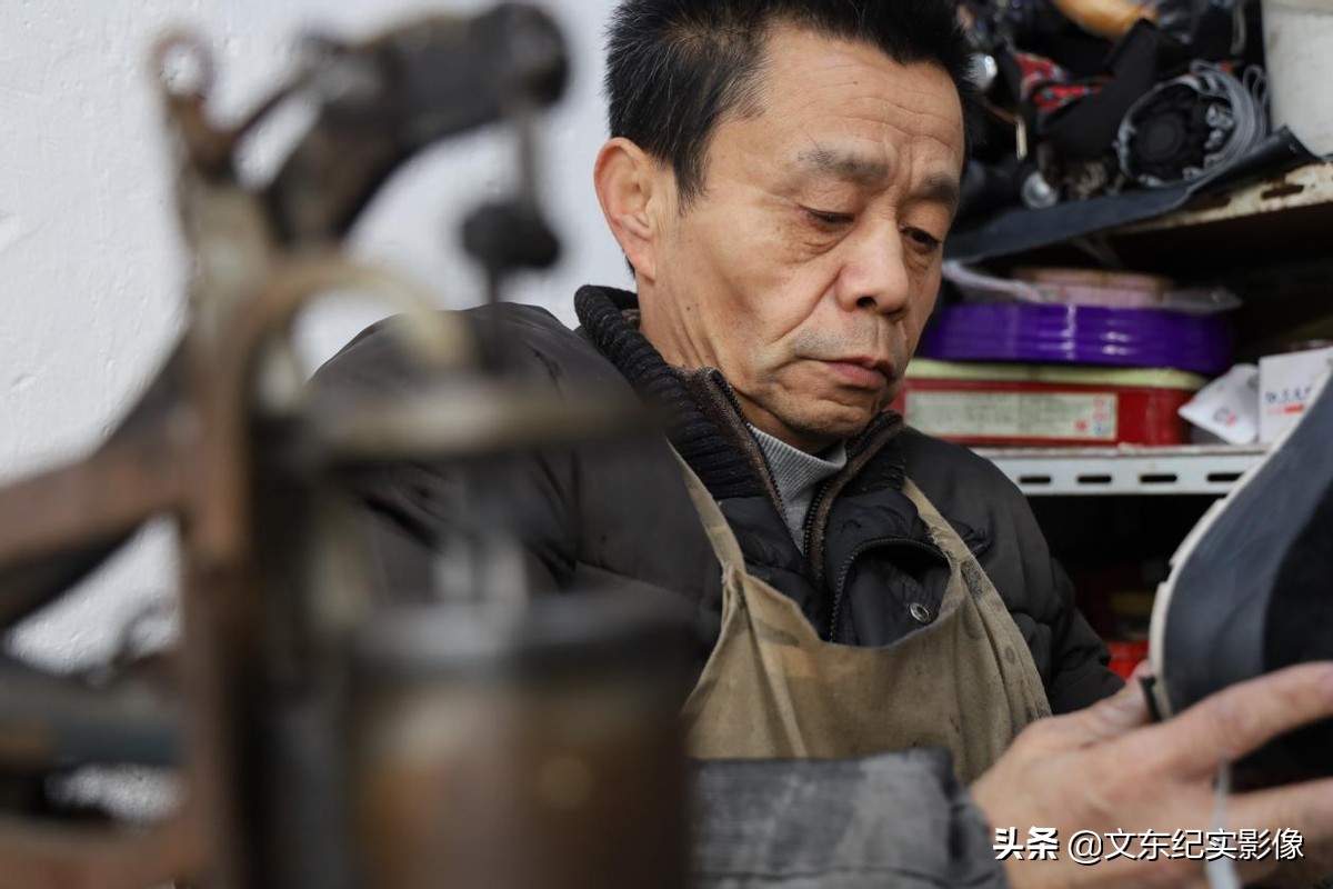 安徽6旬残疾老汉的“完美爱情”，小14岁良妻：他颠覆了我的三观