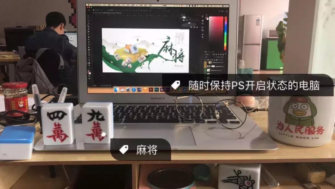 打探了100个成都90后的办公桌,发现了这些秘密?!