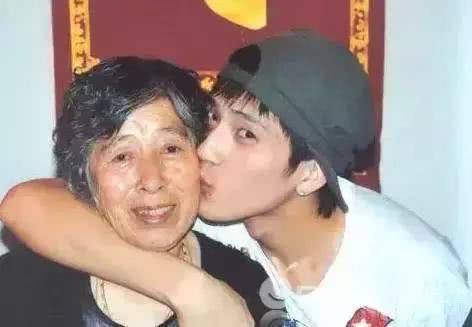 井柏然:单亲家庭长大的他,如今凭什么混的风生水起