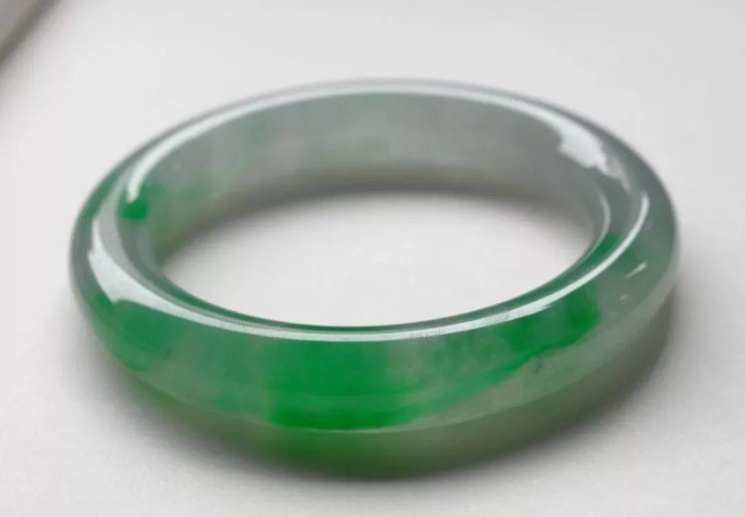 试戴手镯手痛怎么救治,翡翠手镯变形