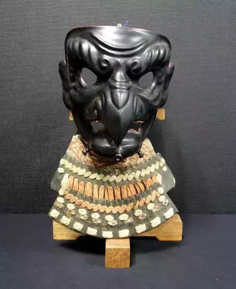 中世纪头盔和现代头盔对比,中世纪封闭式头盔