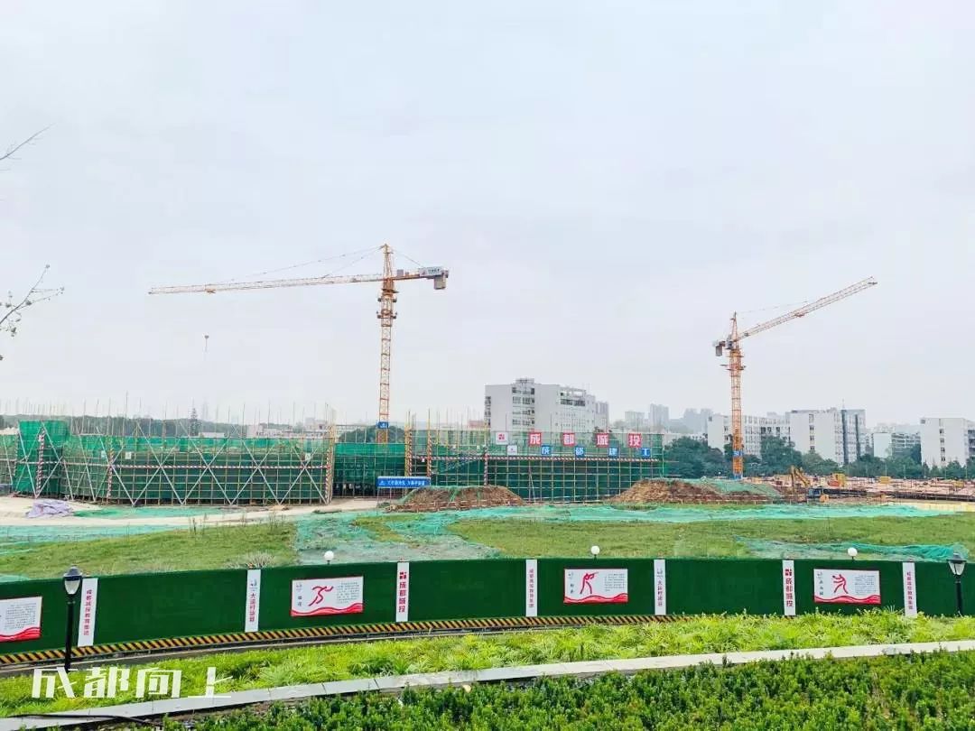 大运村建设火热朝天，成都大学已经上天