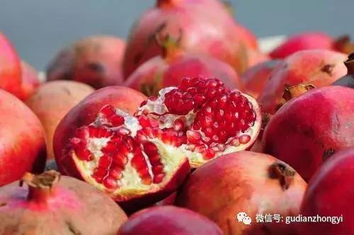 石榴晶莹剔透,石榴暗红色小粒特别酸