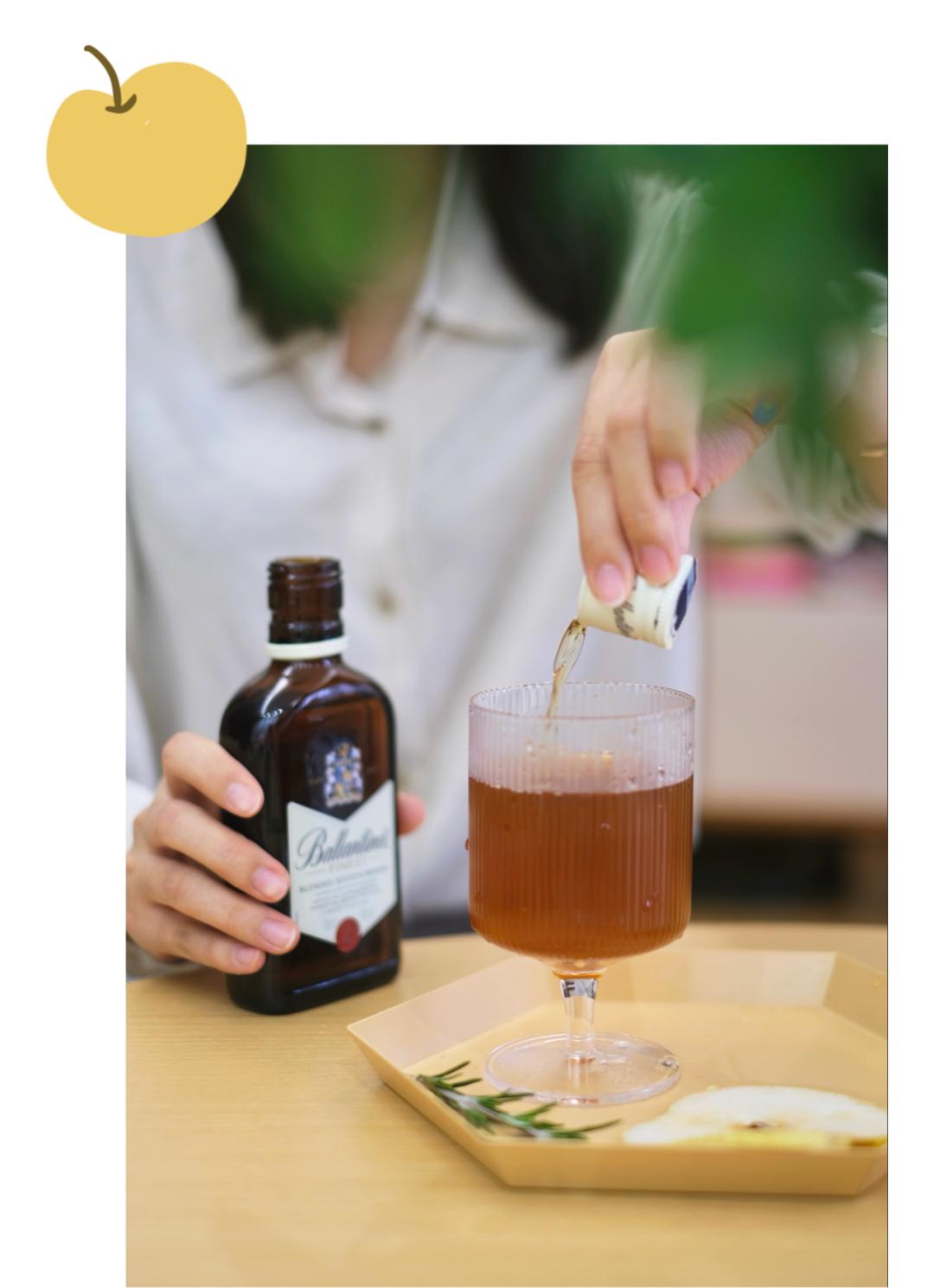 一个女人在家喝果酒,女孩子可以喝自己做的果酒吗