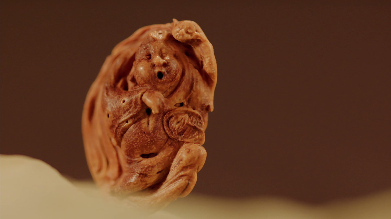 小小一个桃核，他把玩了十年，刻出了自己的“写意核雕”