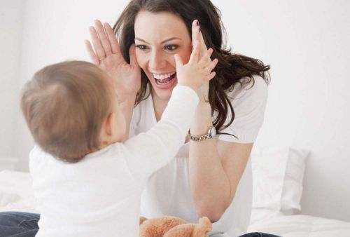 发育迟缓的小朋友会笑出声吗,宝宝不会咯咯笑出声怎么回事