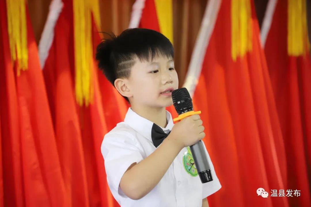 六岁孩子听感人朗诵,孩子朗读被感动