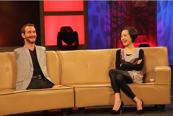 尼克胡哲:没有四肢的演说家,曾三次自杀,今有四子,娶得美妻