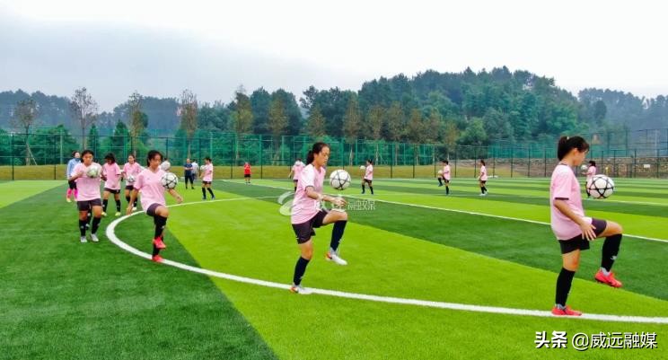 德国足球员来威远县,德国足球大咖进威远校园