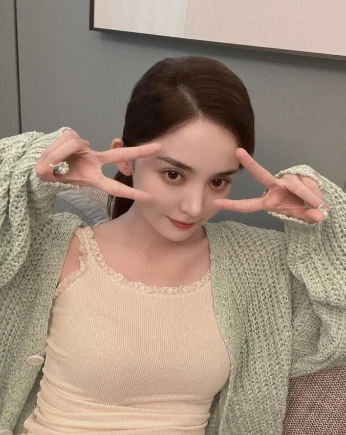 古力娜扎最新牛裤仔穿搭 (古力娜扎穿深v复古格子衫)