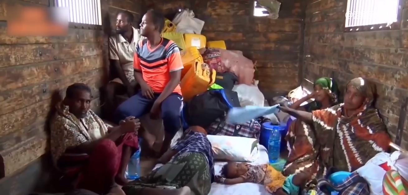 非洲的奇葩铁路：火车照明靠手电筒，不脱轨就是中大奖！纪录片