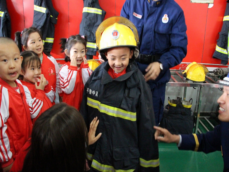 消防站开放日幼儿园,消防站开放日幼儿零距离学习消防
