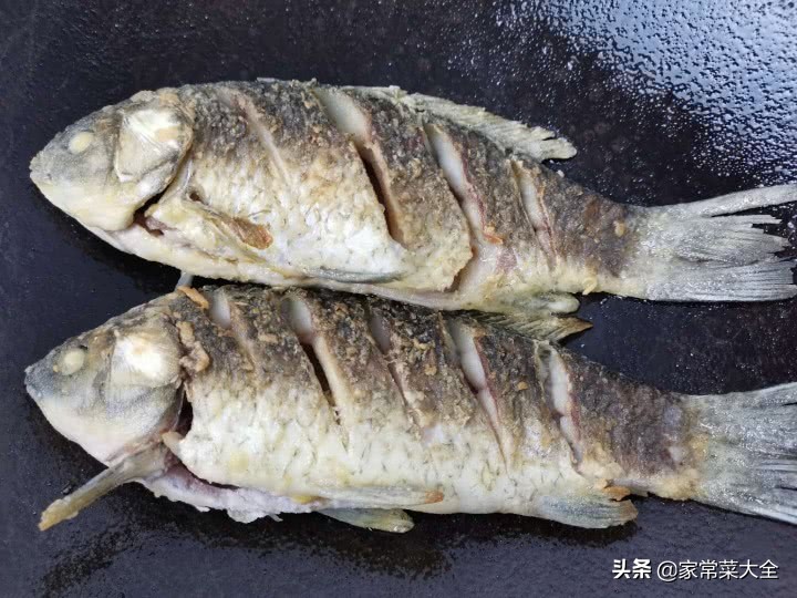 家常炖鲫鱼的正确方法,炖鲫鱼放不放生抽
