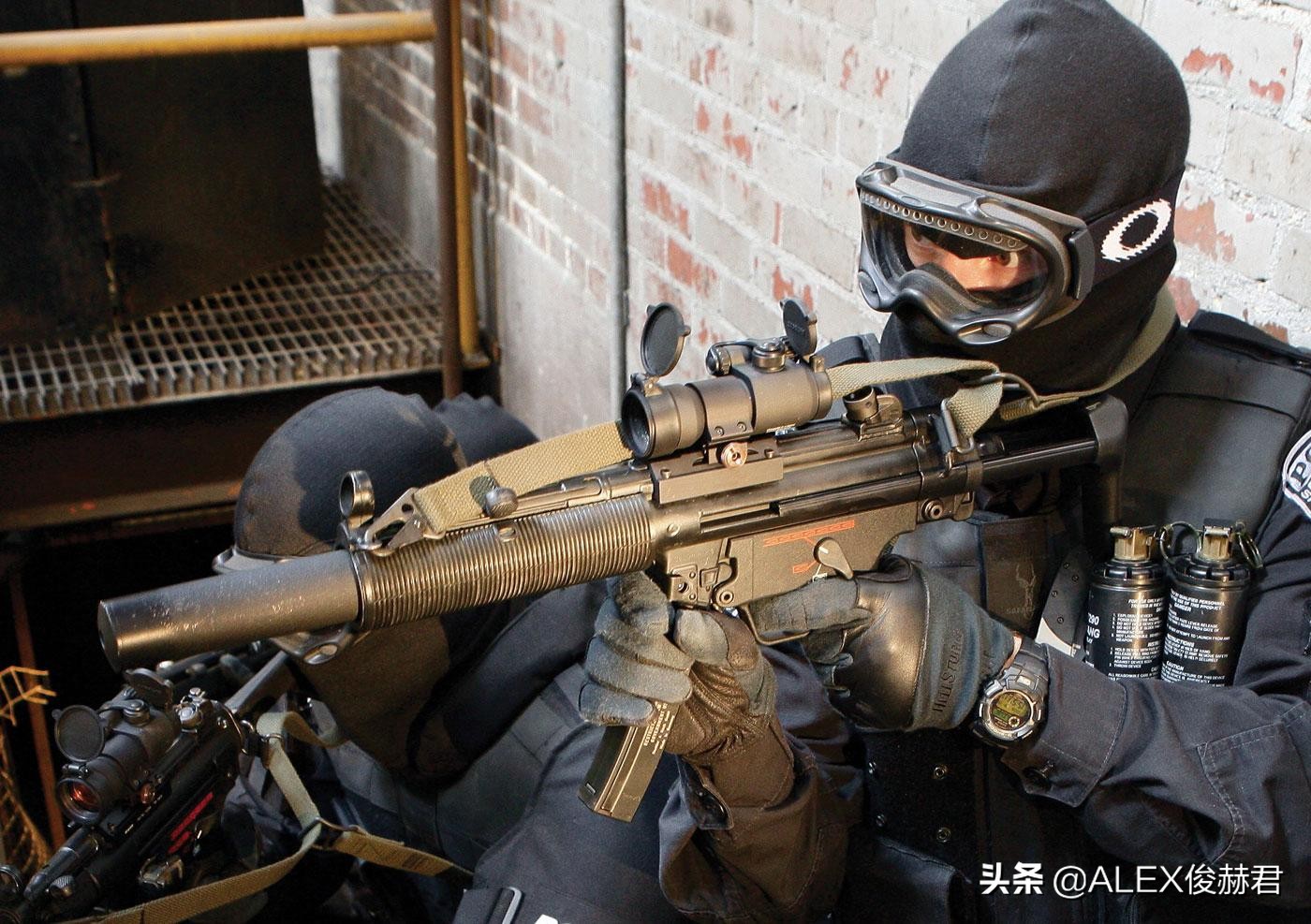 火力凶猛的冲锋枪：为何现代*队军**步兵班不再用，因为“天生”弱点