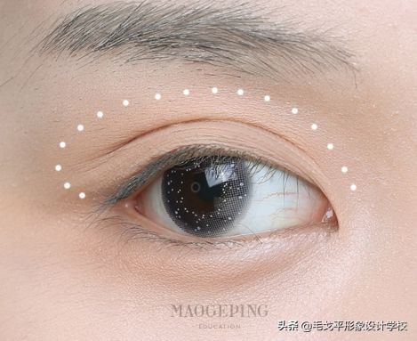 眼线一画上就晕染,眼线一画就成梯形