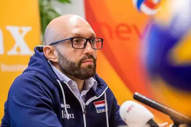 中国女排主力回归第四战对战美国,中国女排为夺冠喝彩