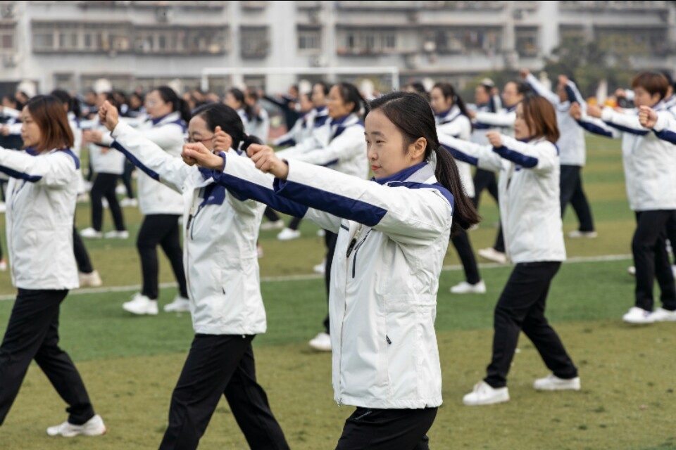 学校运动会解说词,学校体育运动会开幕式总结
