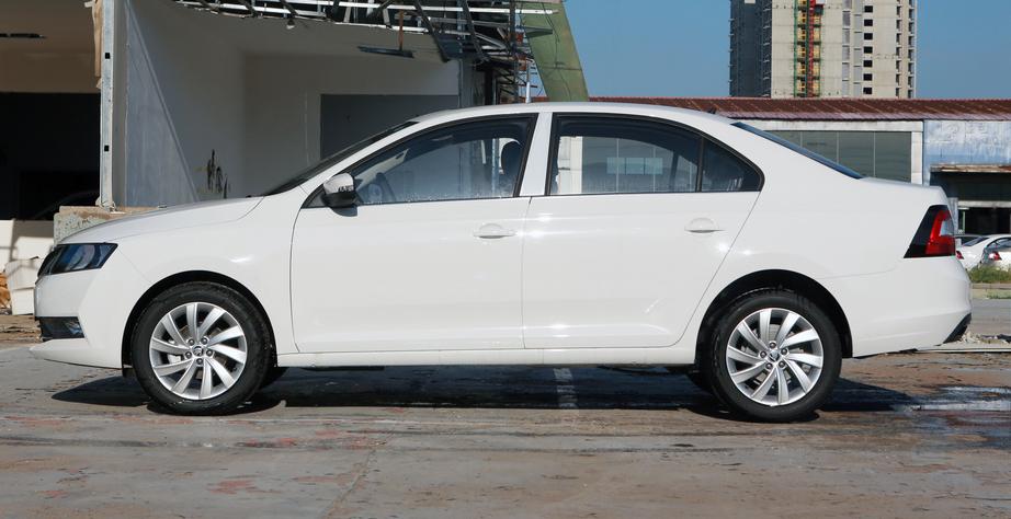 这合资底盘扎实，德系品质、桑塔纳*亲近**，油耗4毛，已跌至5.64万