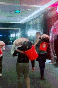 搞笑gif开心一刻,搞笑gif段子妹子你太皮了