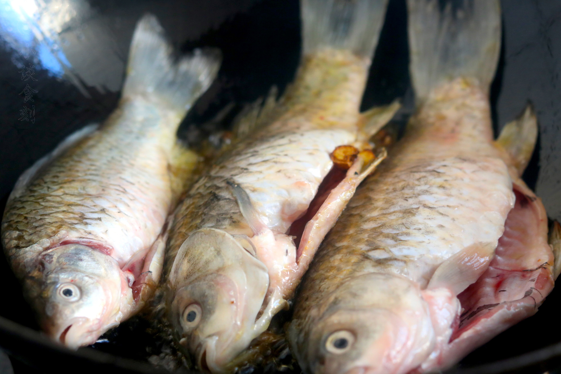 煎鲫鱼不粘不碎不破皮怎么办,煎鲫鱼不粘锅的技巧放盐