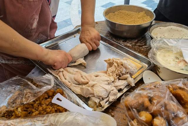 重庆糯米肉团子,重庆糯米团裹黄豆粉街边小吃