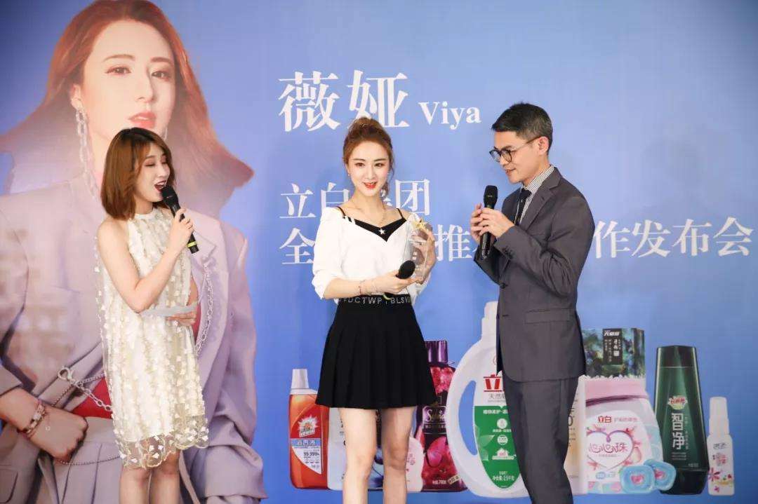 神奇的李佳琦:5分钟卖1.5万支口红,大败马云,连章子怡也心动