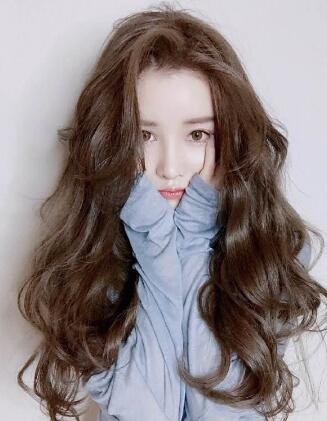 最流行的烫发发型减龄,女发型2020流行烫发全烫