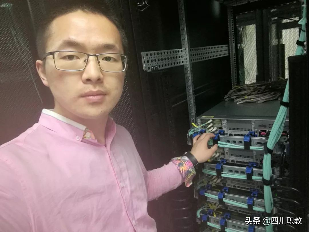 国家骨干邮电通信界翘楚,迎面走来的是四川邮电职院代表队