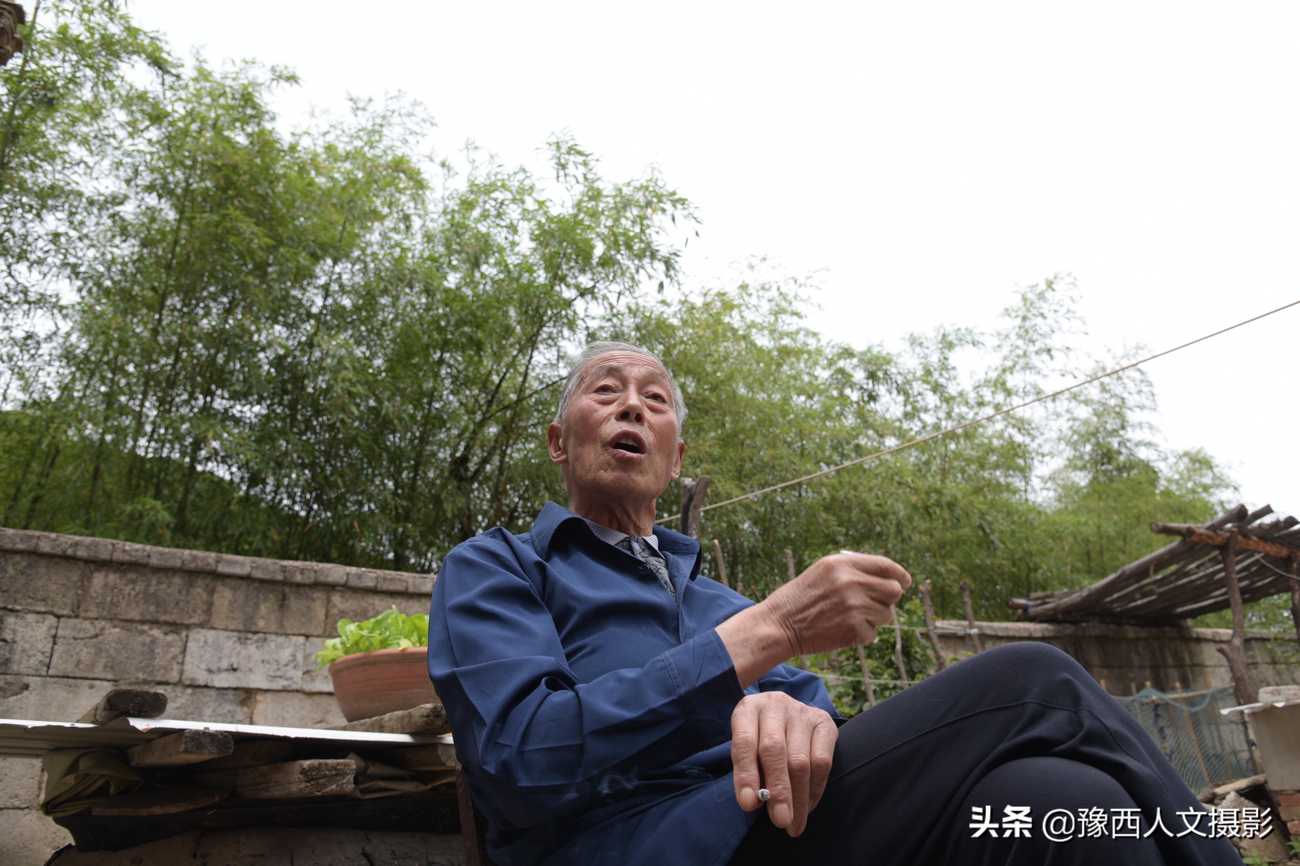 老村医治好脉管炎，两兄弟拿万元酬谢，他仅从毛票中抽出80块