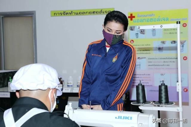 花心泰王也温柔?结婚周年陪王后穿情侣装,满脸宠溺给娇妻打下手