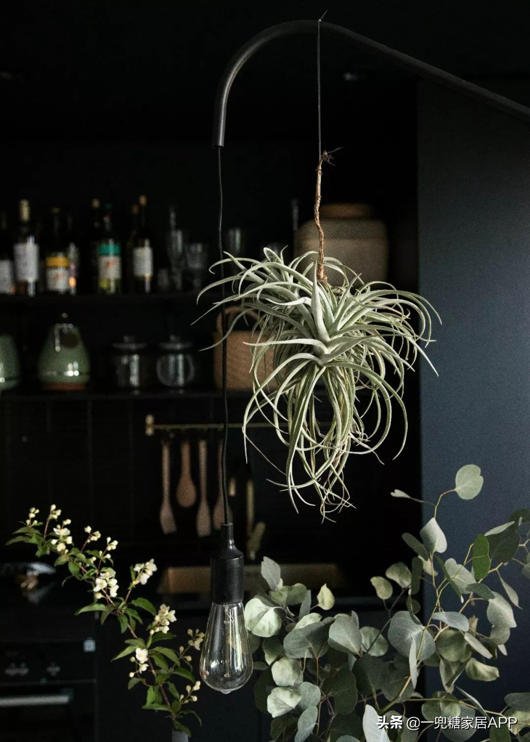 黑色直纹橱柜装修效果图,入门玄关橱柜效果图